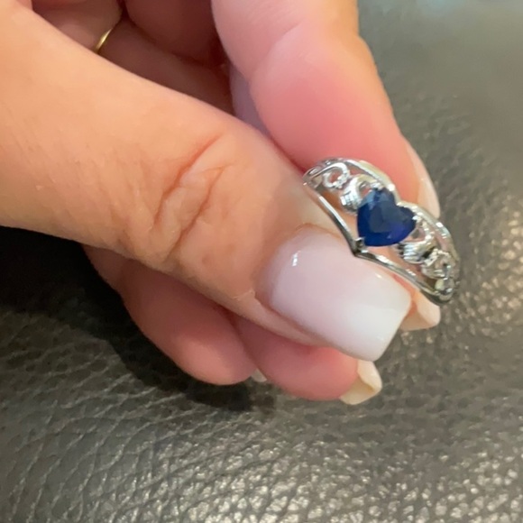 Silver Tone Heart Gemstone Decor Fashionable Ring in Size 8 - Picture 5 of 7